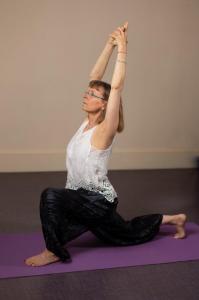 Centre yoga equilibre heros a genoux